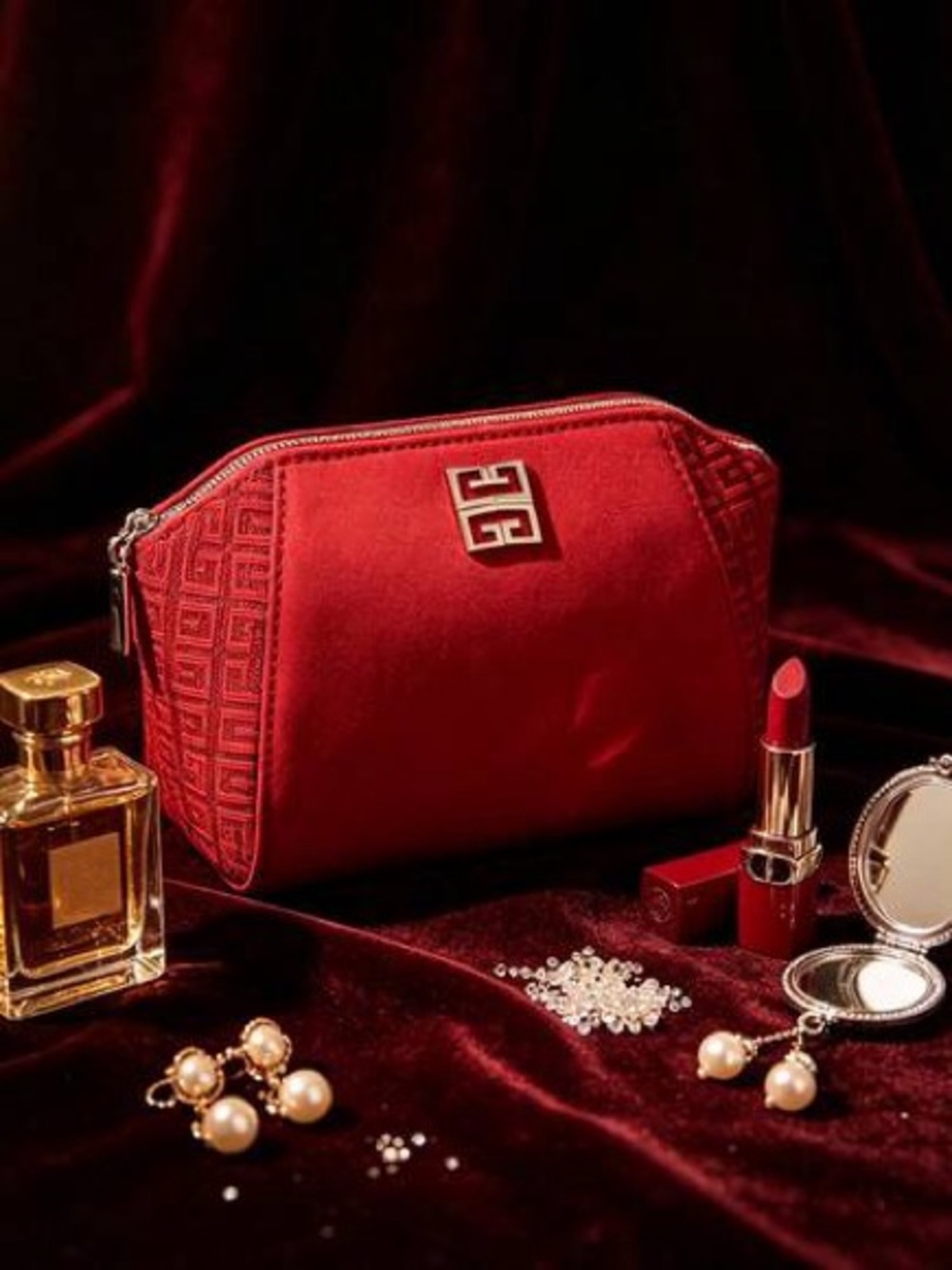 ⭐️ NEW GIVENCHY Parfums
RED Makeup Cosmetic... bag ⭐️